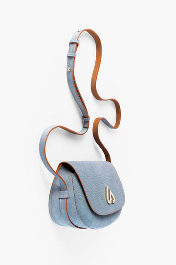 Sustainable bags TISA in light blue from vegetable tanned leather. Made in Germany, locally produced in Hamburg by Alina Schürfeld.
