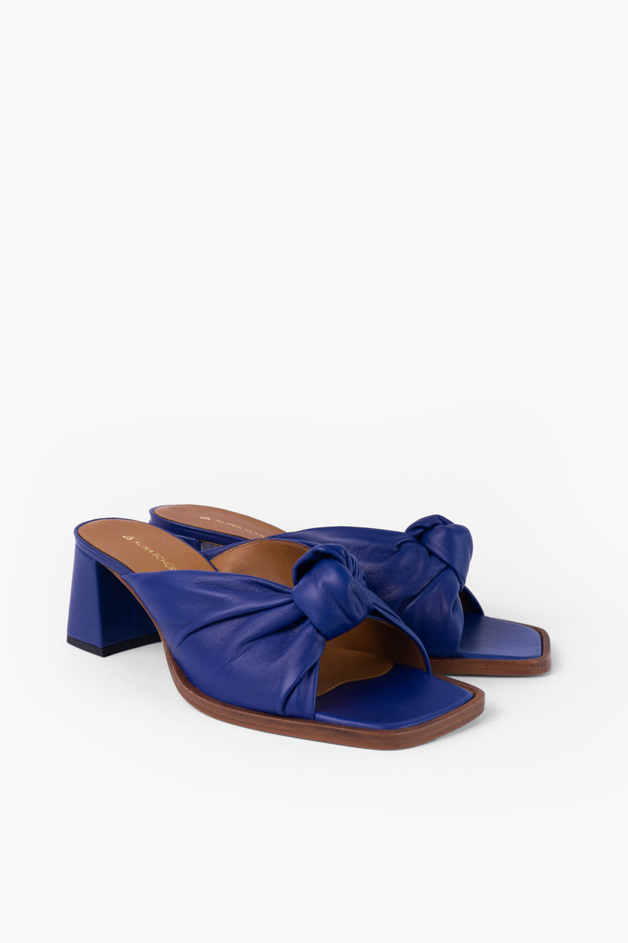 Sustainable, blue coloured Sandal with knot. Locally produced in Hamburg from metal-free tanned leather. Made in Germany by Alina Schürfeld.