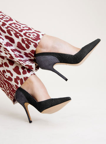 Black coloured sustainable Pumps by ALINASCHUERFELD