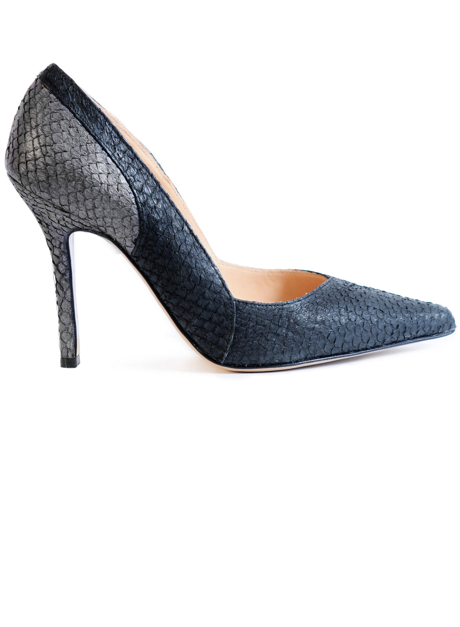 Black coloured sustainable Pumps by ALINASCHUERFELD