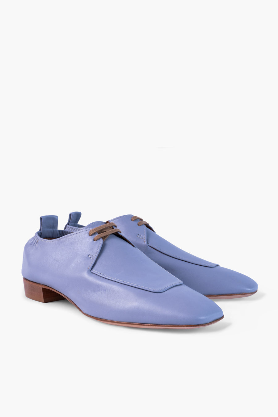 Sustainable, lilac coloured Teda shoe, locally produced in Hamburg. Made from metal-free leather. Made in Germany by Alina Schürfeld.
