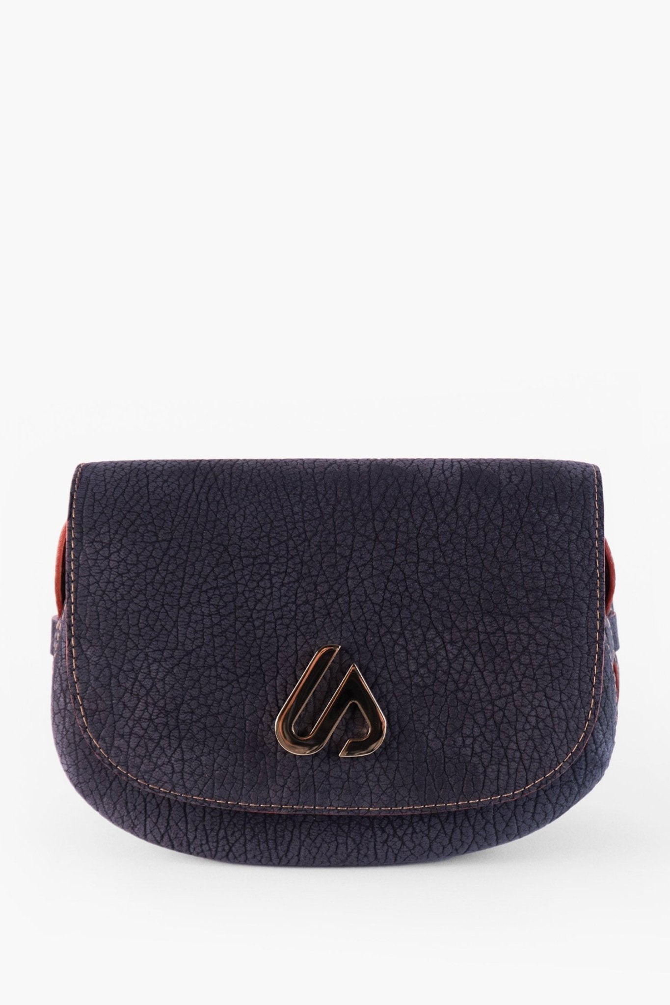 TISA Bag - Handcrafted vegetable-tanned leather, minimalist design, made in Hamburg, Germany by Alina Schürfeld.