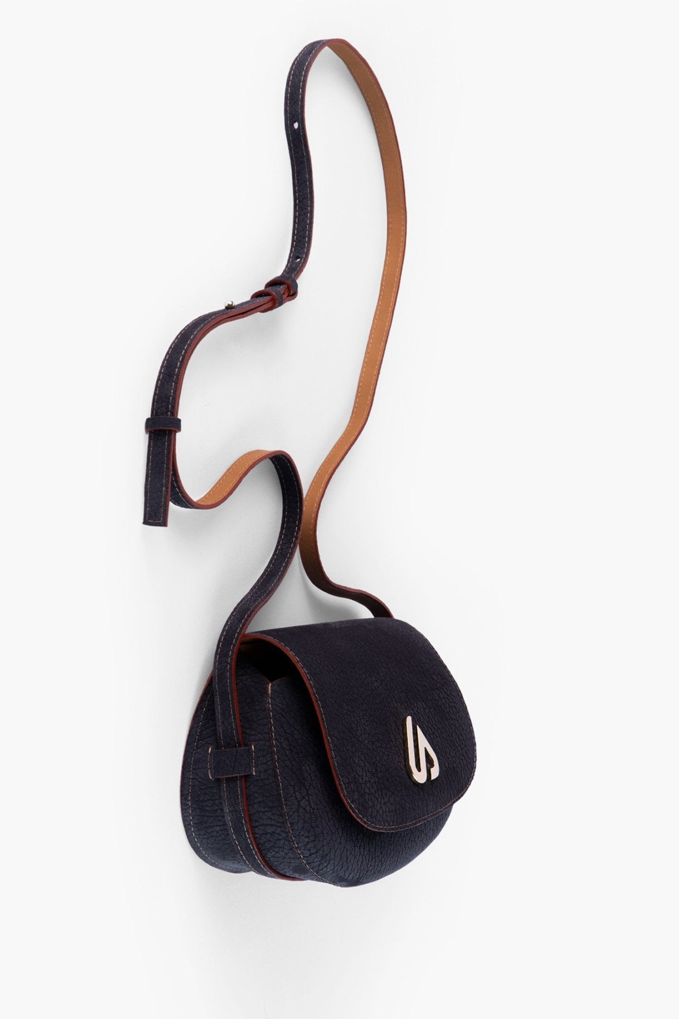 TISA Bag - Handcrafted vegetable-tanned leather, minimalist design, made in Hamburg, Germany by Alina Schürfeld.