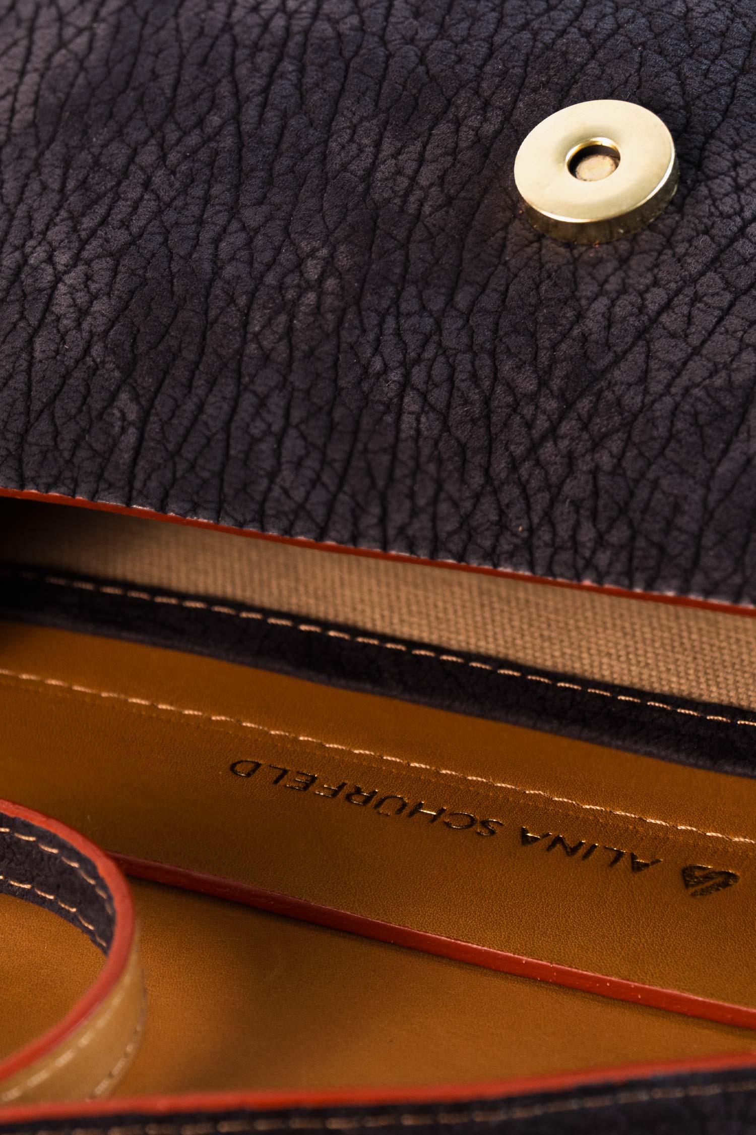 TISA Bag - Handcrafted vegetable-tanned leather, minimalist design, made in Hamburg, Germany by Alina Schürfeld.