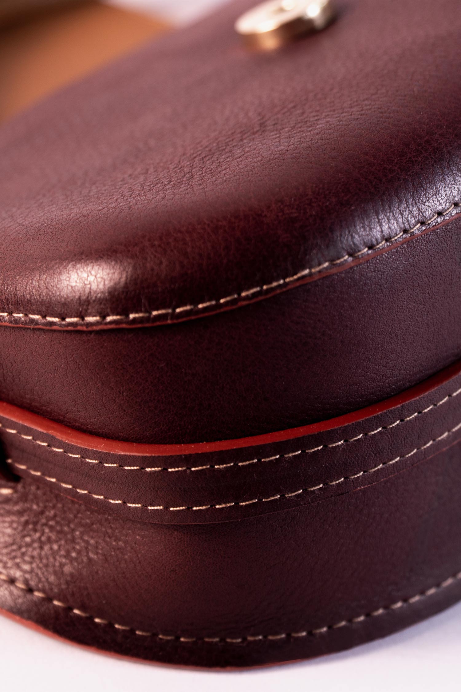 TISA Bag - Handcrafted vegetable-tanned leather, minimalist design, made in Hamburg, Germany by Alina Schürfeld.