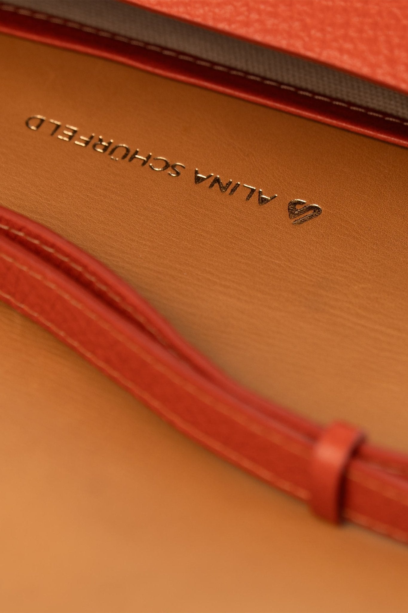 TISA Bag - vegetable-tanned leather, minimalist design, handmade in Hamburg, Germany by Alina Schürfeld.