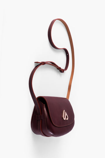 Sustainable bag TISA col. bordeaux made from vegetable tanned leather. Made in Germany locally produced in Hamburg by Alina Schürfeld.