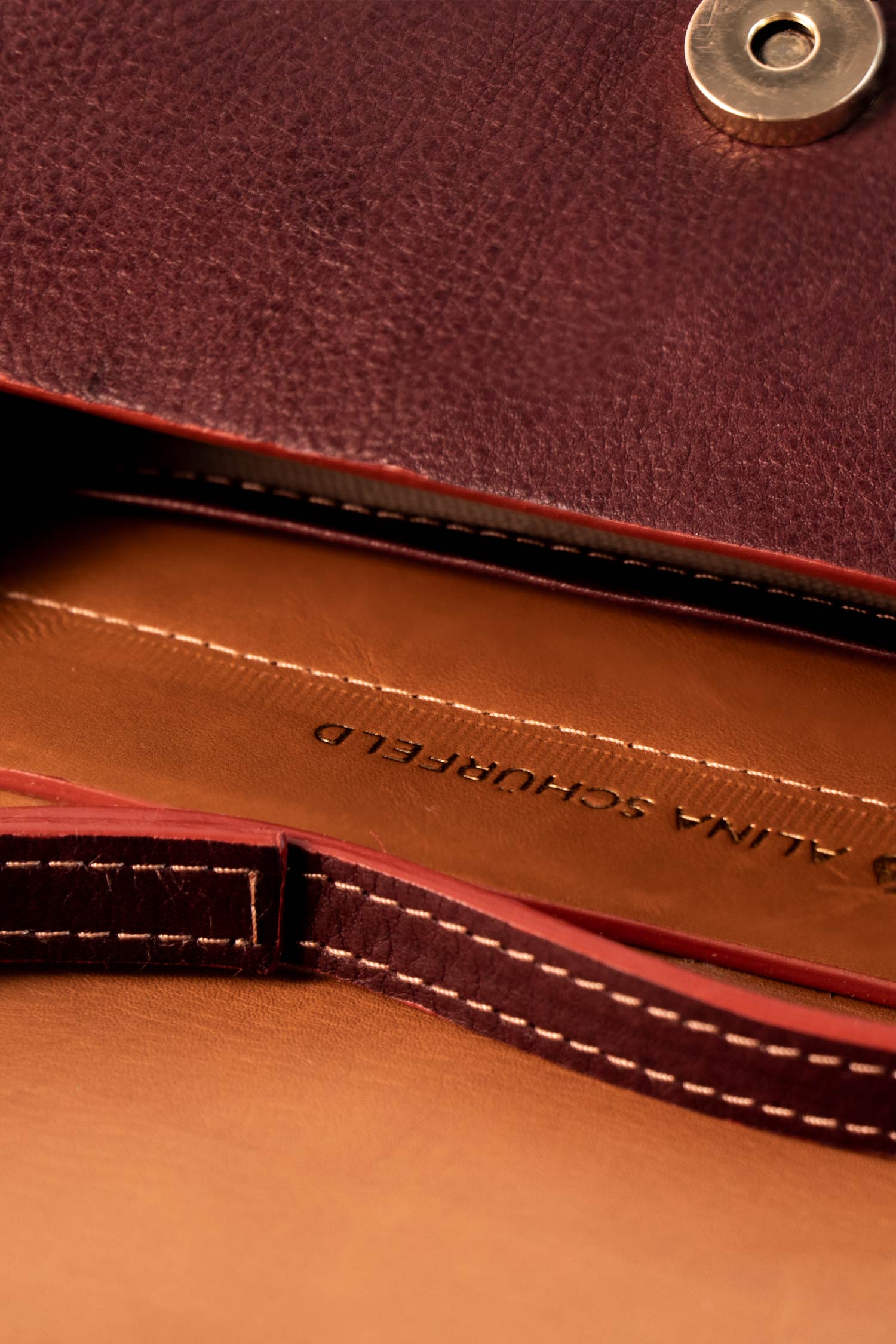 TISA Bag - Handcrafted vegetable-tanned leather, minimalist design, made in Hamburg, Germany by Alina Schürfeld.