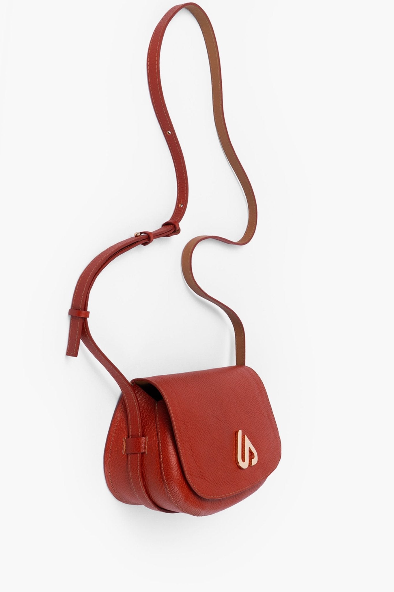 TISA Bag - vegetable-tanned leather, minimalist design, handmade in Hamburg, Germany by Alina Schürfeld.