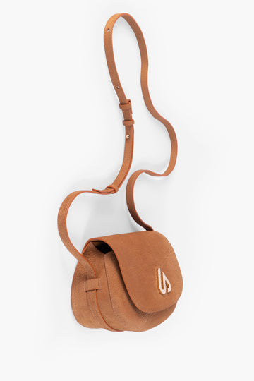 Sustainable bag TISA in cognac from vegetable tanned leather. Made in Germany, locally produced in Hamburg by Alina Schürfeld.