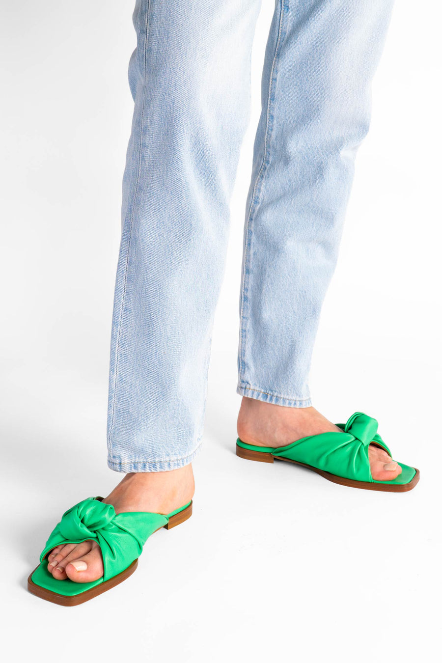  Sustainable, green coloured Tilly sandals with knot locally produced in Hamburg. Made from metal-free leather. Made in Germany by Alina Schürfeld.