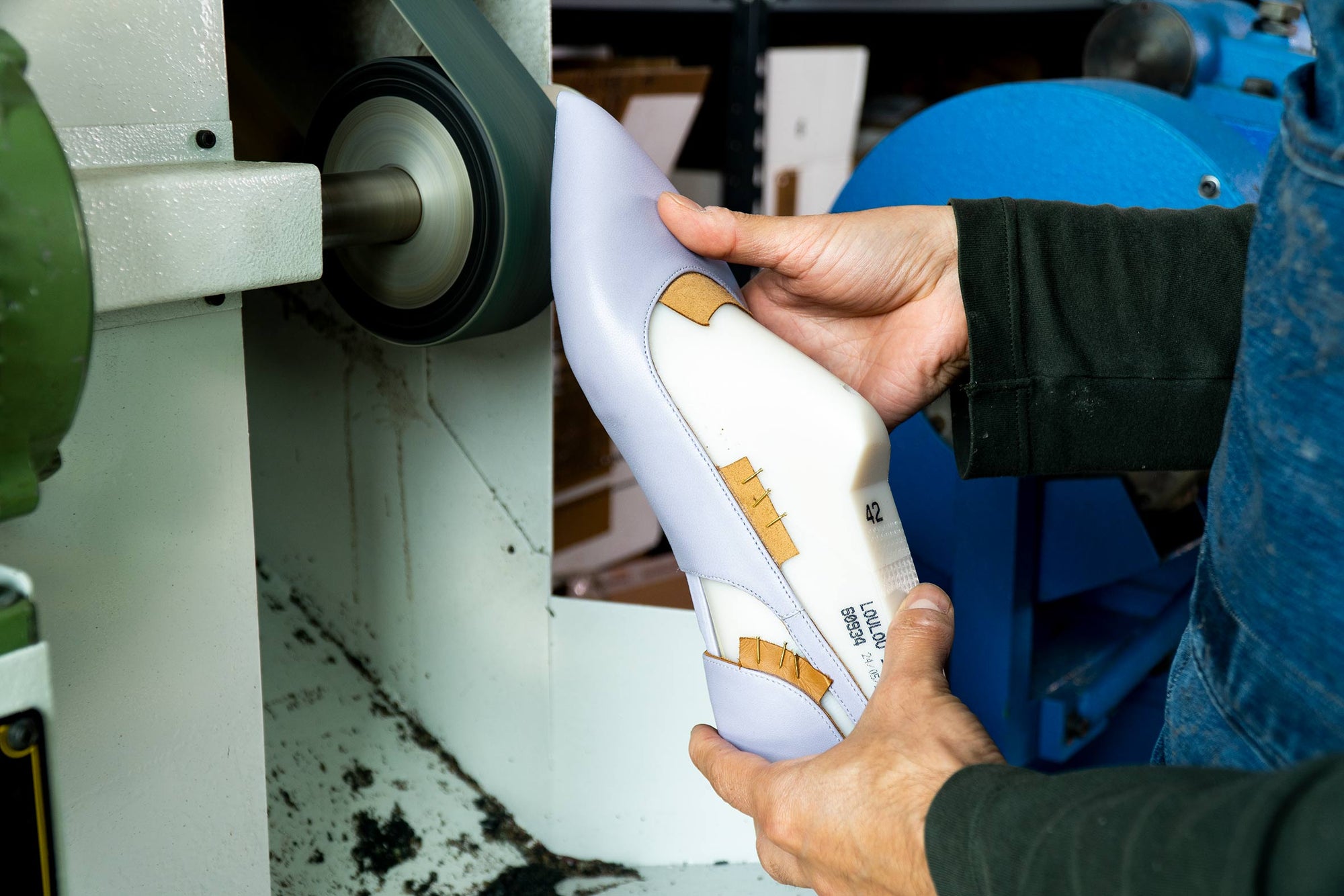 Local production in Hamburg producing sustainable shoes and bags. 