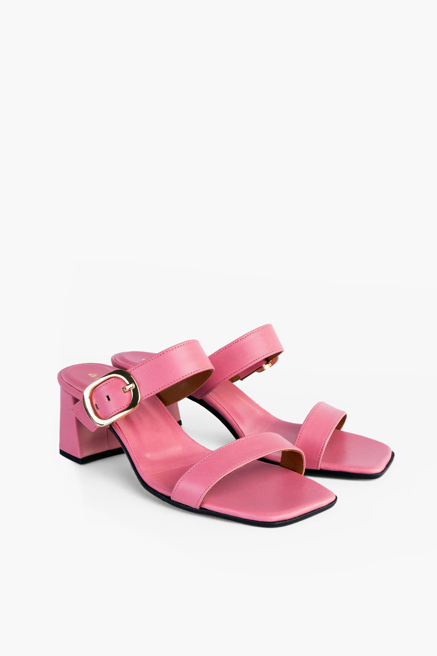 Pink sandals with a gold buckle made from metal-free leather. Handmade in Germany by Alina Schürfeld. 