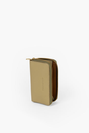 The URSULINA Wallet. Beautiful in style and in substance. Made in Germany from chrome-free tanned leather. Produced locally in Hamburg by Alina Schürfeld. 