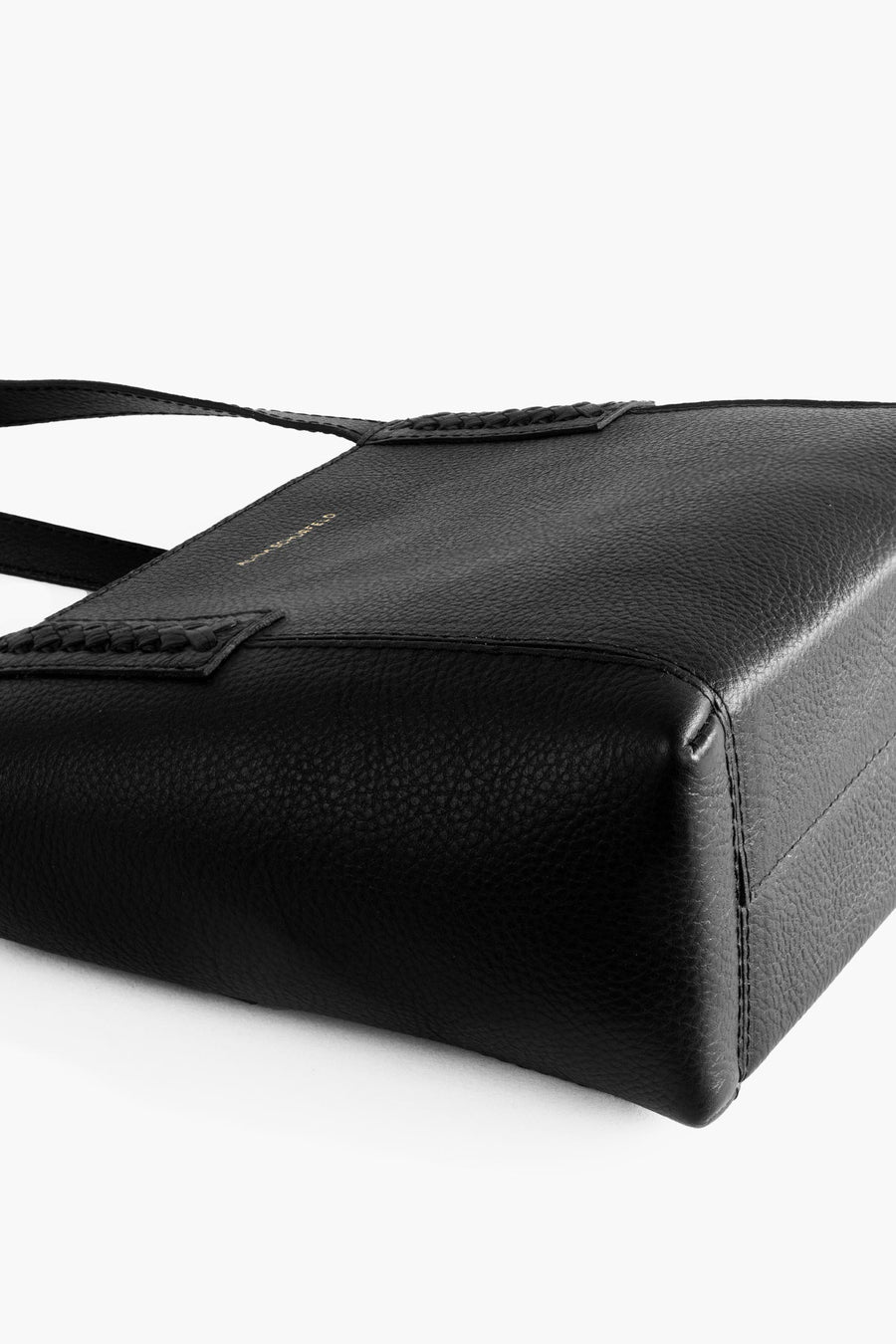 Black Wanda Tote by Alina Schürfeld, Made in Germany. The premium vegetable tanned leather, sculptural braided handle and clean silhouette reflect the brand's commitment to craftsmanship, sustainability and modern design. 