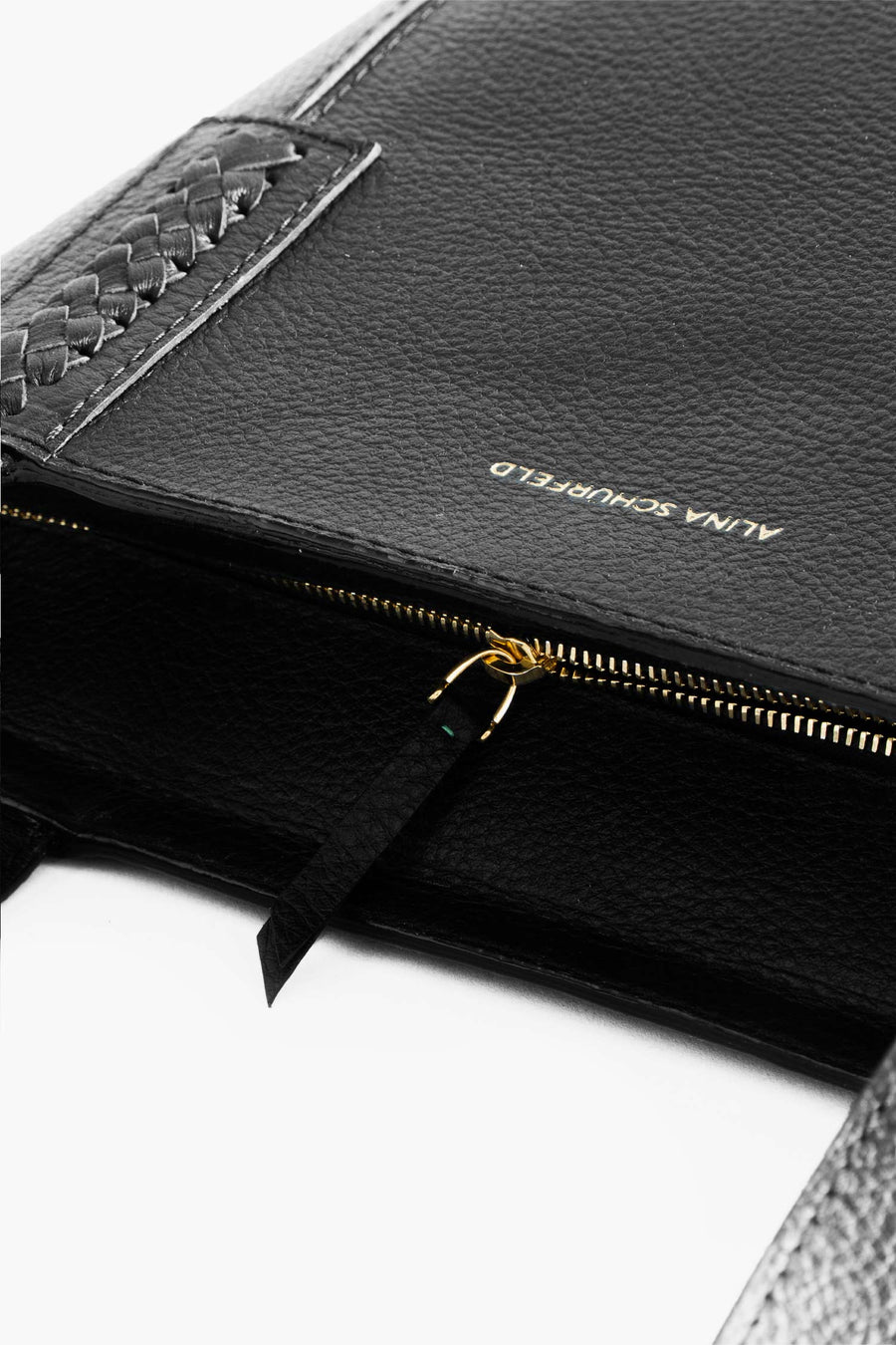 Black Wanda Tote by Alina Schürfeld, Made in Germany. The premium vegetable tanned leather, sculptural braided handle and clean silhouette reflect the brand's commitment to craftsmanship, sustainability and modern design. 