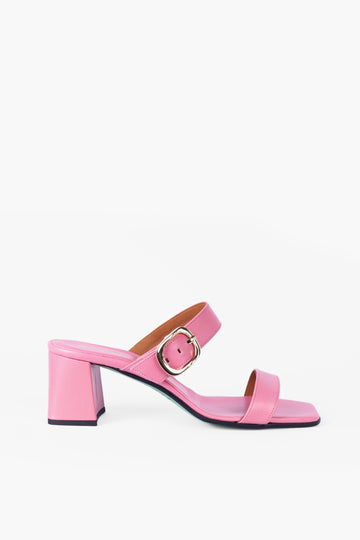 Pink sandals with a gold buckle made from metal-free leather. Handmade in Germany by Alina Schürfeld. 