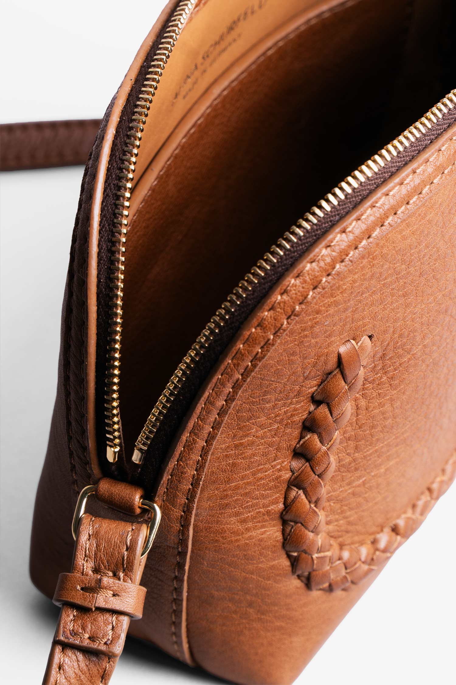 SKAI Signature Braiding and Gold Zipper Detail Caught in Cognac Alina Schürfeld Made in Hamburg