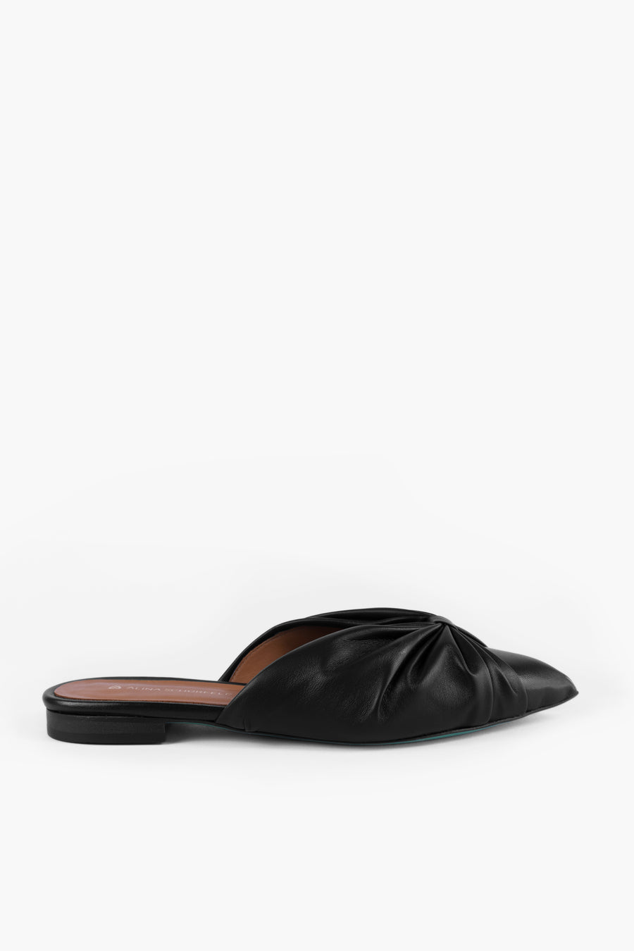 Sustainable, black coloured TILDA slippers with plissee, locally produced in Hamburg. Made from metal-free leather. Made in Germany by Alina Schürfeld.