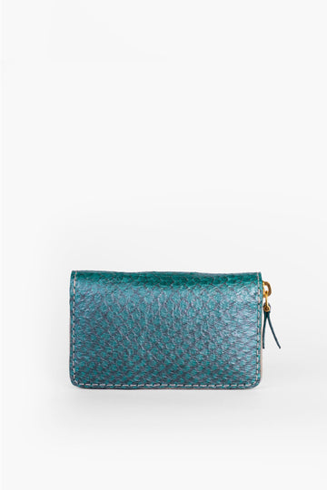 The URSULINA Wallet. Beautiful in style and in substance. Made in Germany from chrome-free tanned salmon leather. Produced locally in Hamburg by Alina Schürfeld. 