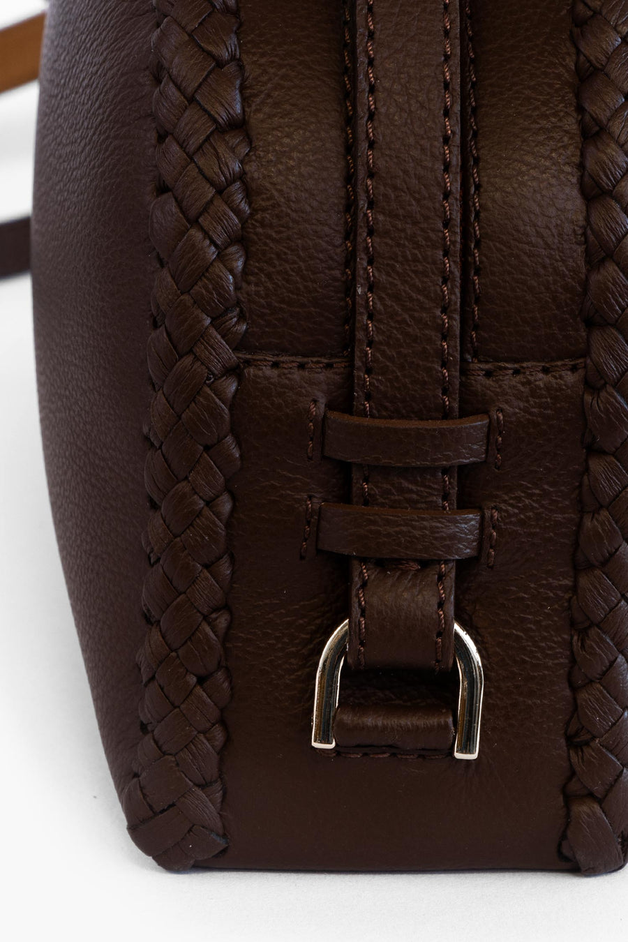 Discover the perfect blend of craftsmanship, style, and sustainability with the Vanessa Bag, a stunning shoulder bag handmade in Germany. Meticulously crafted by skilled artisans, this masterpiece features exquisite hand-braiding that adds a personal touch to its modern, minimalist design. Made in Germany by Alina Schürfeld.