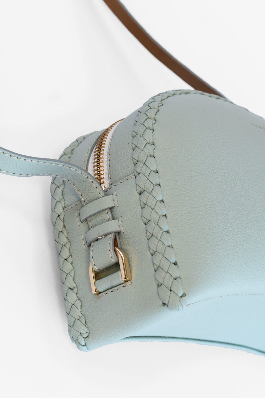 Discover the perfect blend of craftsmanship, style, and sustainability with the Vanessa Bag, a stunning shoulder bag handmade in Germany. Meticulously crafted by skilled artisans, this masterpiece features exquisite hand-braiding that adds a personal touch to its modern, minimalist design. Made in Germany by Alina Schürfeld.
