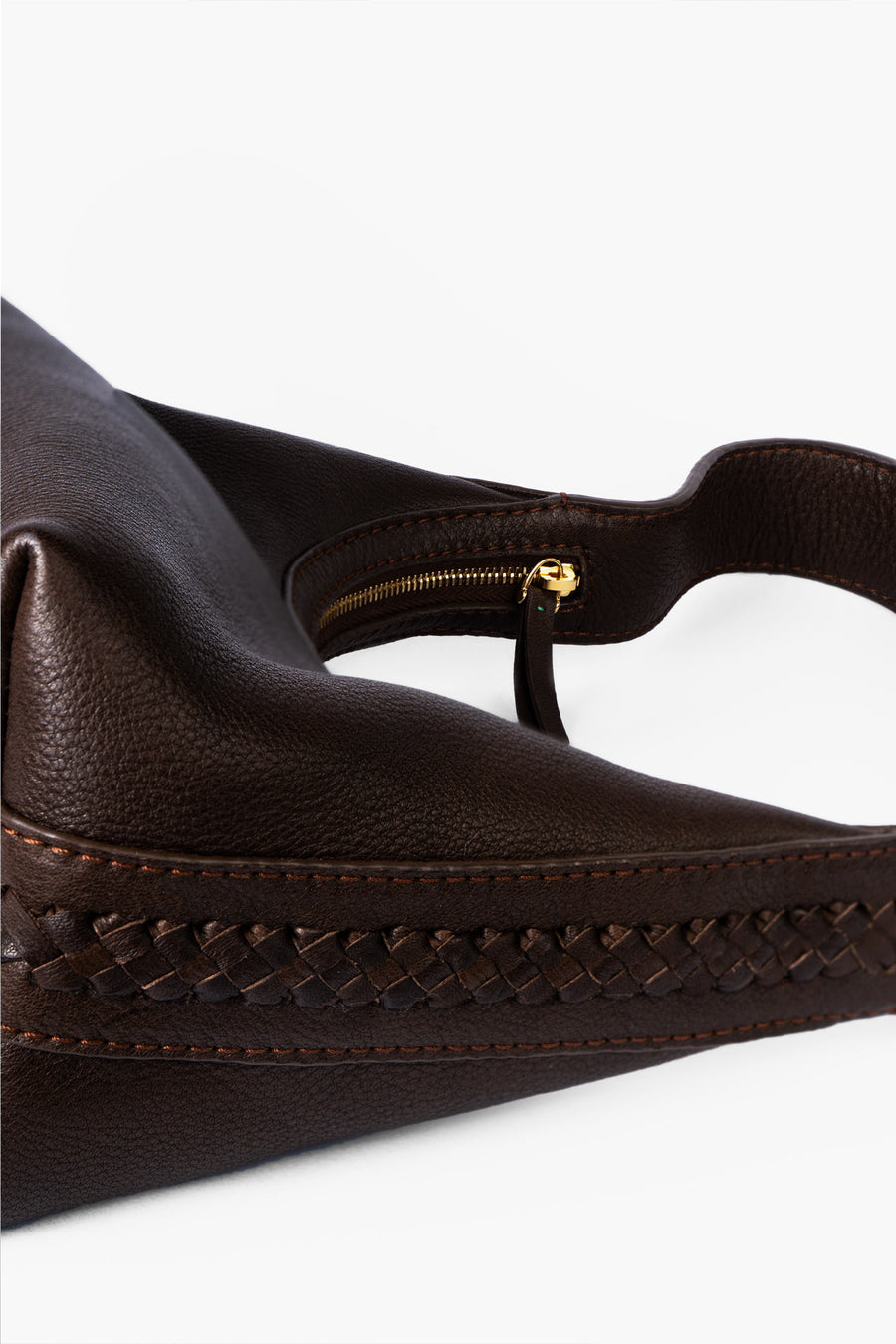 Elegant mocha brown, vegetable tanned leather bag, handcrafted with braided sides and refined zipper. Made in Germany by Alina Schürfeld. 