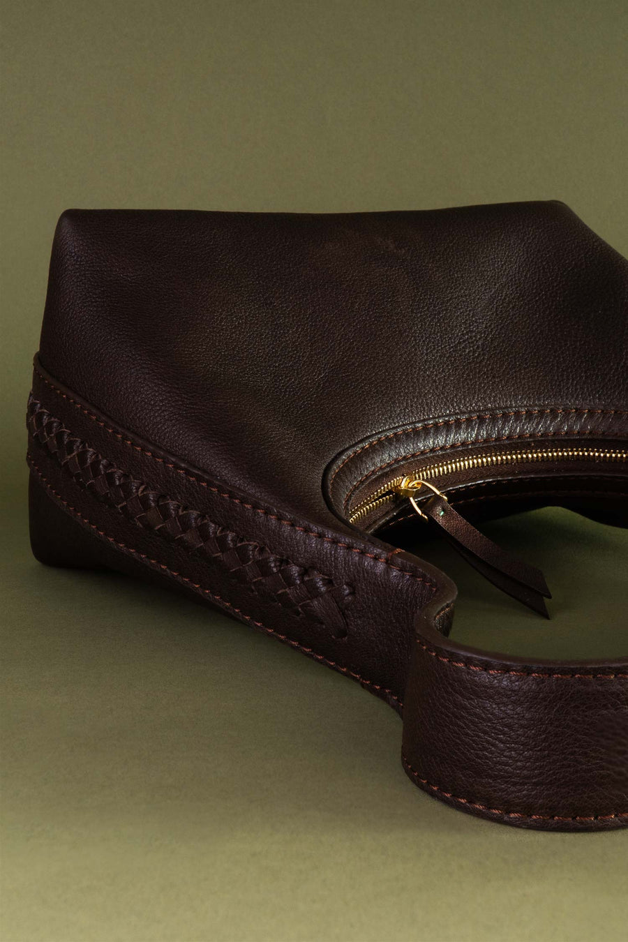 Elegant mocha brown, vegetable tanned leather bag, handcrafted with braided sides and refined zipper. Made in Germany by Alina Schürfeld. 