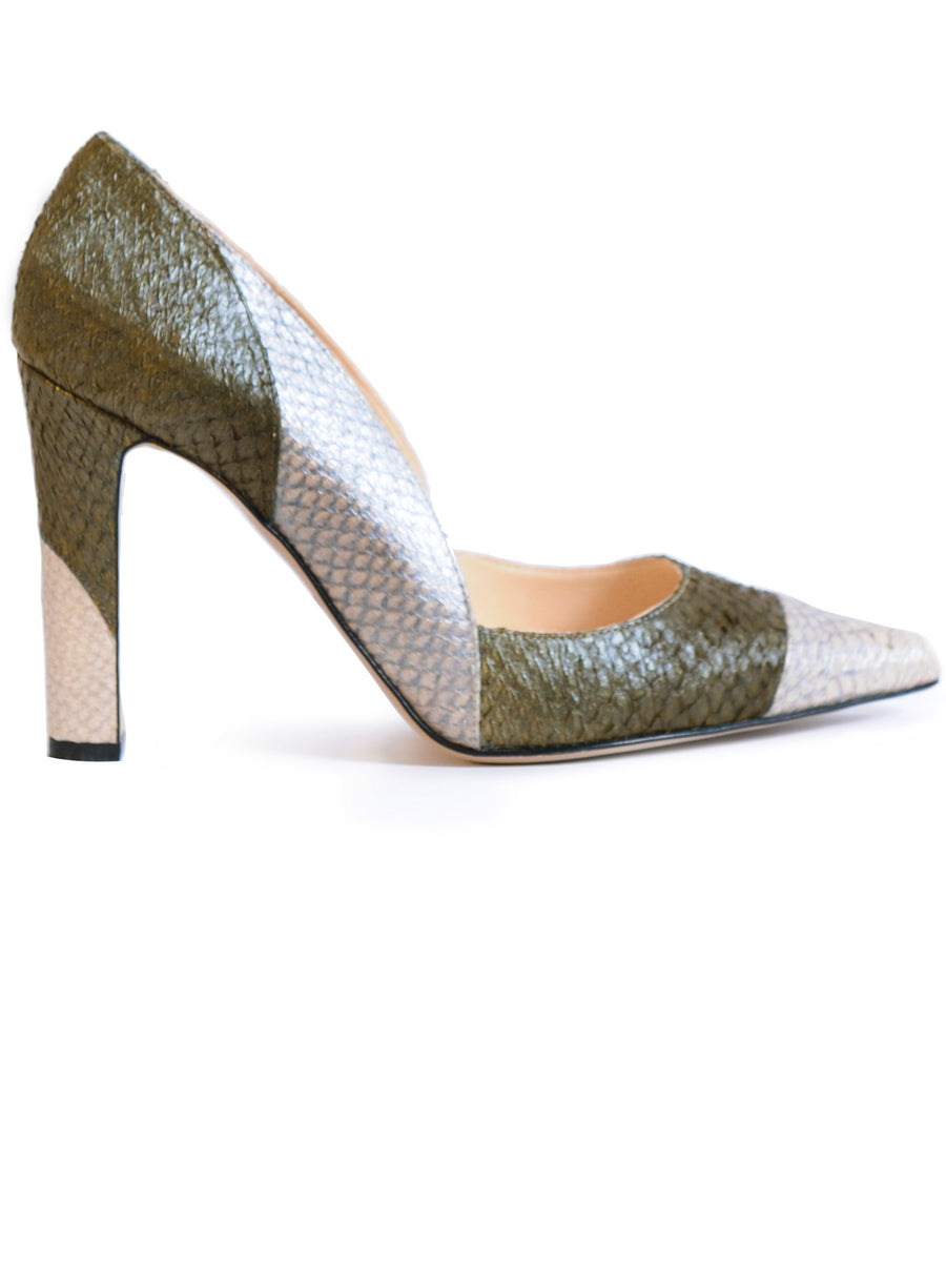 Olive and white coloured sustainable Pumps by ALINASCHUERFELD