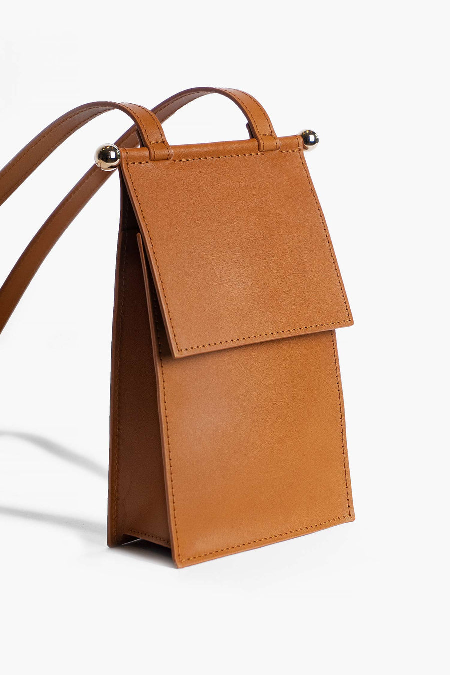 Craftsmanship at its finest: Sustainable mini bag SMÁKA made in Germany. 